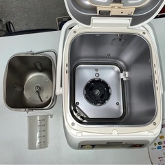 ZOJIRUSHI 自動ホームベーカリー BB-KT10 パンくらぶ パン作り パン焼き器 調理家電 米粉 天然酵母 白　通電確認済 中古 ①の画像