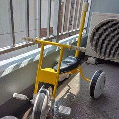 無印良品　三輪車　舵取り棒、タイヤロック付き　イエローの画像