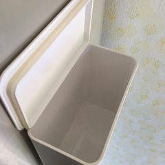 小さいゴミ箱の画像