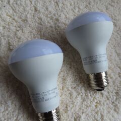 ダイソーのLEDセンサーライト2個