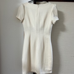 ティアリー　　アイボリーのドレスの画像