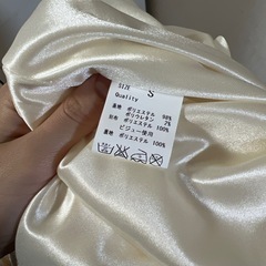 ティアリー　　アイボリーのドレスの画像