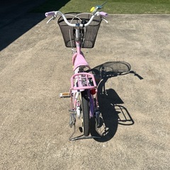 女の子　自転車　補助輪　ヘルメット　プロテクター付きの画像