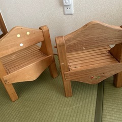 子供用☆木の椅子2つ　お話中の画像