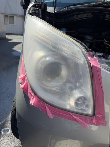 車　ヘッドライト黄ばみ取り　透明化作業