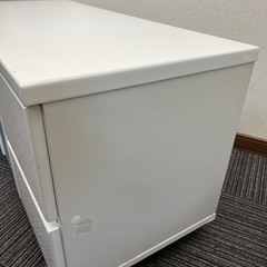 キャスター付きローボード白キャビネットの画像