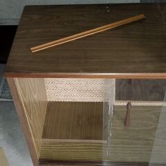 木製のガラスケースの画像