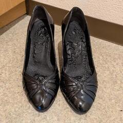 ダイアナ　エナメル黒パンプス