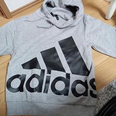 アディダスadidasパーカーの画像