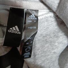 アディダスadidasパーカーの画像