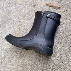 クロックス黒い長靴　の画像