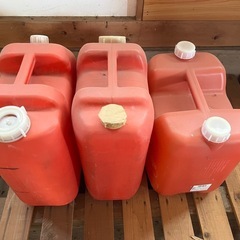 ポリタンク3個の画像