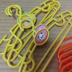 子供用ハンガー(オレンジ10本、黄色5本)の画像