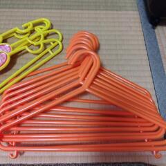 子供用ハンガー(オレンジ10本、黄色5本)の画像