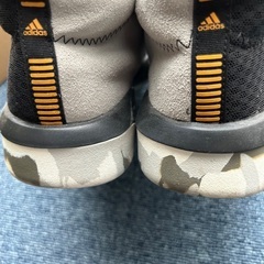 adidasバッシュの画像