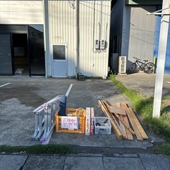 木材、脚立、雑貨の画像