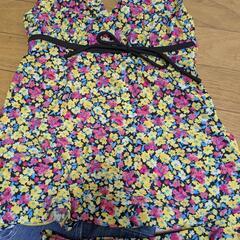 小花柄ホルターネック水着とデニムショートパンツ セットの画像