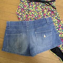 小花柄ホルターネック水着とデニムショートパンツ セットの画像