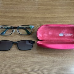 サングラス付きメガネフレームとケースの画像
