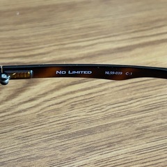 サングラス付きメガネフレームとケースの画像