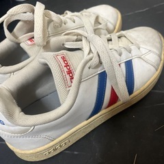 adidasスニーカーの画像