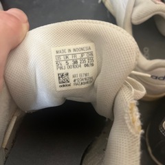 adidasスニーカーの画像