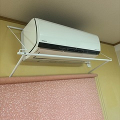 エアコンハンガーと洗濯カゴ