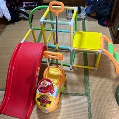 アンパンマンのジャングルジムとアンパンマンカー