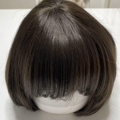 ダークブラウンのストレートボブカットウィッグ。