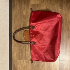 赤いハンドバッグの画像