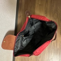 赤いハンドバッグの画像