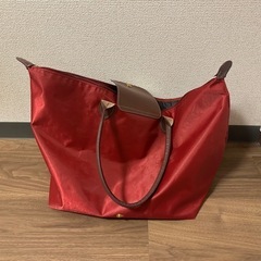 赤いハンドバッグ