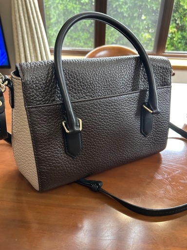 kate spadeのベージュとブラウンの革のバッグ