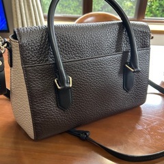 kate spadeのベージュとブラウンの革のバッグの画像