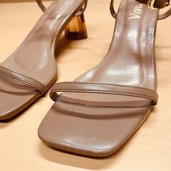 Vivian スクエアトゥアンクルストラップクリアヒールサンダル（M）23～23.5cmの画像