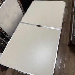 折りたたみ机の画像