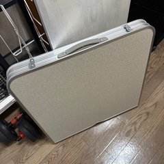 折りたたみ机の画像
