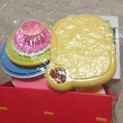 バラバラのままごとキッチン食器などの画像