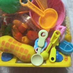 バラバラのままごとキッチン食器などの画像