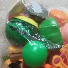 バラバラのままごとキッチン食器などの画像