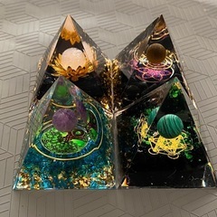 ４個セットのクリスタルピラミッド