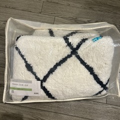 ニトリ　　シャギーラグ