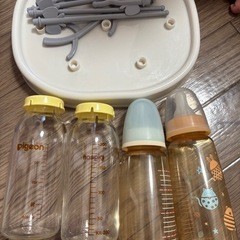 哺乳瓶と哺乳瓶立て