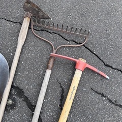 スコップ　ツルハシ　クワ　などの画像