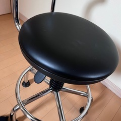 背もたれ付き丸椅子　キャスター変更可能の画像