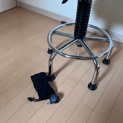 背もたれ付き丸椅子　キャスター変更可能の画像