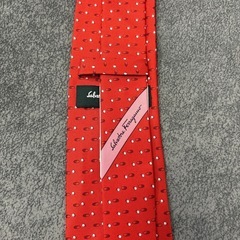 早いもの勝ち！新品！未使用！Salvatore Ferragamo レッド シルク ネクタイの画像