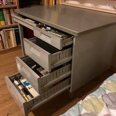 【頑丈美品】スチール製事務机（コクヨ）の画像