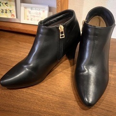 値下げ交渉可能 ポインテッドトゥデザインのブラックブーツ、ゴール...