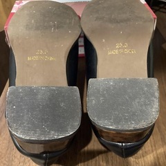 スクエアトゥデザインのブラックローファー、サイズ23.0cm、シンプルでスタイリッシュな一足の画像